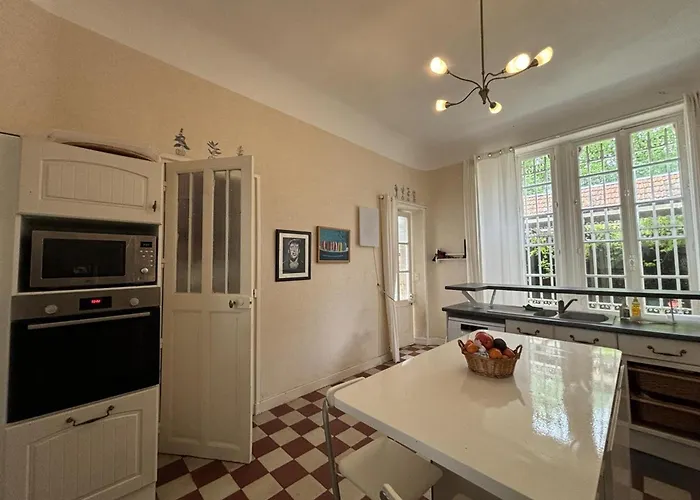 Charme D'antan Avec Jardin Clos Pres De Vichy - Fr-1-489-533 Дом отдыха *